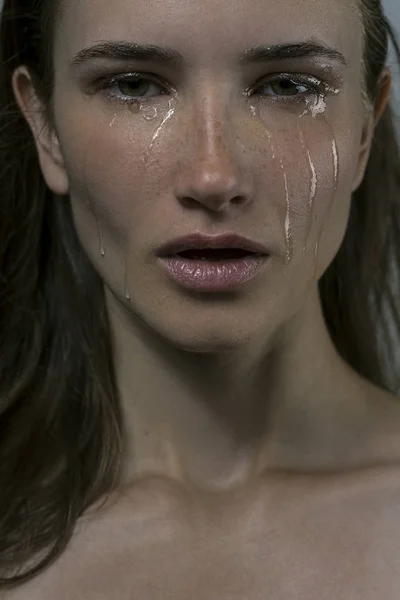 Portret dziewczyny płacz ze łzami na policzkach — Zdjęcie stockowe