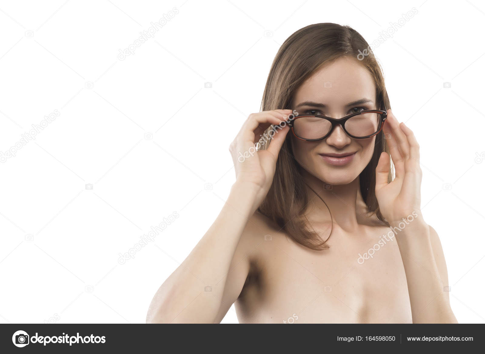 Привлекательная молодая женщина голые плечи носить модные очки изолированы ...