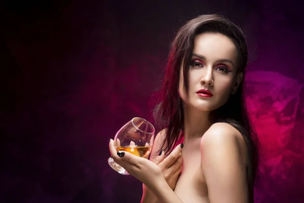 Das schöne Frauenporträt mit einem Glas Cognac — Stockfoto