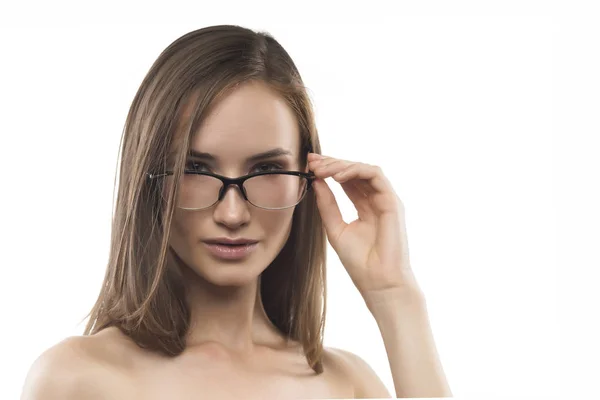 Atraktivní sexy žena nosí módní brýle na bílém — Stock fotografie