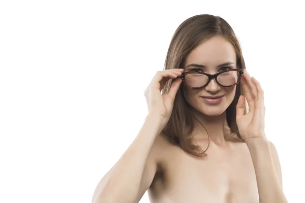 화이트에 유행 안경 착용 해 매력적인 섹시 한 여자 — 스톡 사진