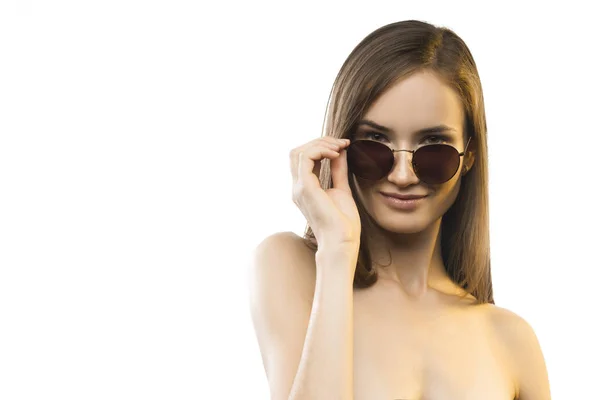 Krásná dívka s nahá ramena v sluneční brýle — Stock fotografie