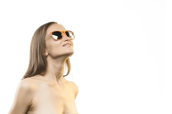 Красивая девушка с голыми плечами в солнечных очках — стоковое фото
