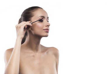 Güzel genç kız ile doğal makyaj maskara eyelas üzerinde koyar.