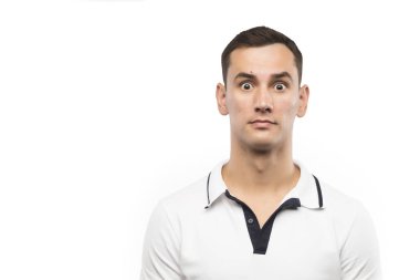 Beyaz bir arka plan üzerinde izole şaşkın genç adam.