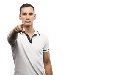 Genç adam Puan beyaz izole bir parmak