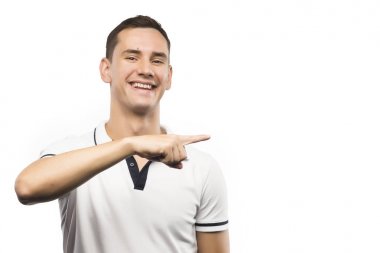 Genç adam Puan yana doğru bir beyaz izole bir parmak