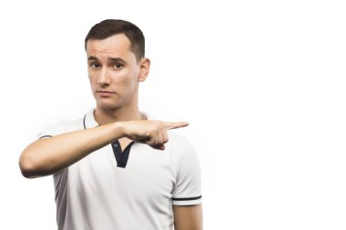 Genç adam Puan yana doğru bir beyaz izole bir parmak