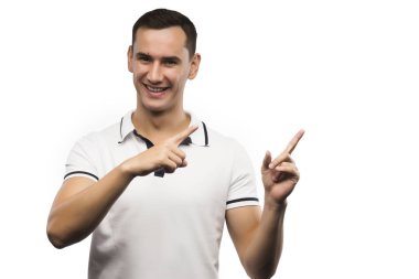 Genç adam Puan yana doğru bir beyaz izole bir parmak