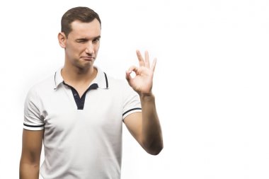 Beyaz izole genç manshowing ok işareti