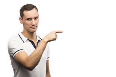 Genç adam Puan yana doğru bir beyaz izole bir parmak