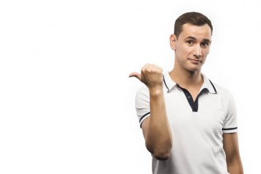 Genç adam Puan geri beyaz izole bir parmak