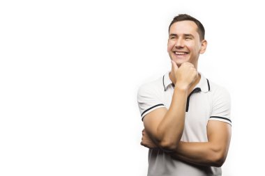 Genç düşünüyor ve gülümsüyor ve görünüyor kopya alanı içinde adam