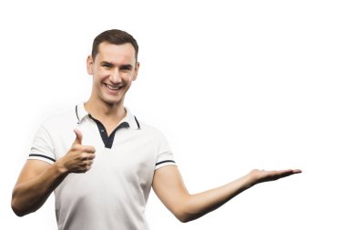 kopya alanı ve gösteren başparmak genç adam havaya