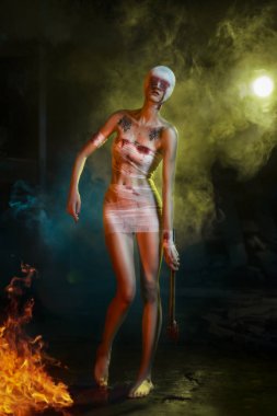 Cadılar Bayramı kanlı zombi kız elinde balta ile