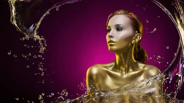 Piękny topless złocone młoda dziewczyna pokryte plusk wody na — Zdjęcie stockowe