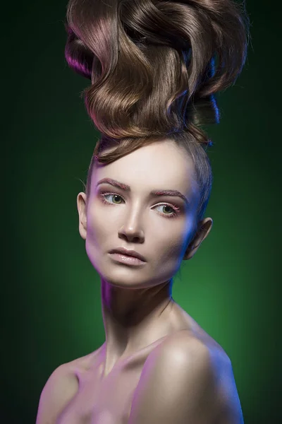 Menina bonita com um penteado de vanguarda e uma maquilagem em um gree — Fotografia de Stock