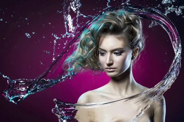 güzel genç kız Menekşe backg üzerinde su sıçrama ile kaplı