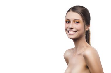 beyaz zemin üzerinde çekici genç kız