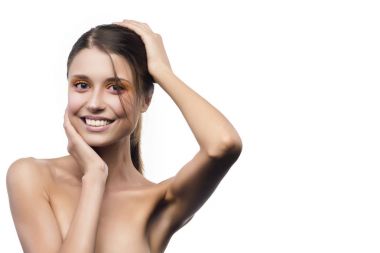 beyaz zemin üzerinde çekici genç kız