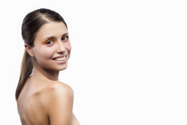 beyaz zemin üzerinde çekici genç kız