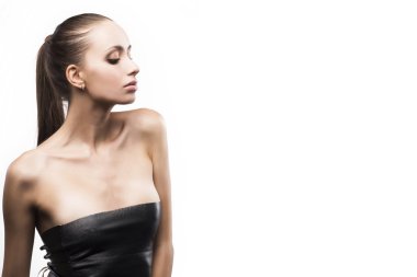 beyaz zemin üzerinde çekici genç kız