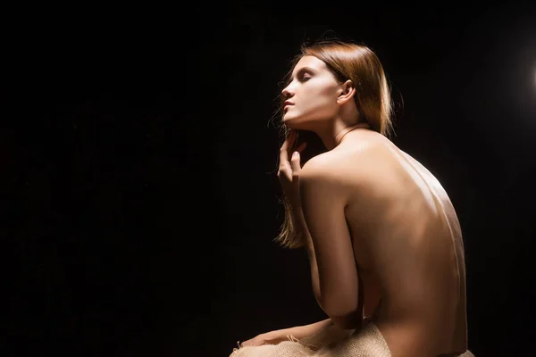Meztelen, érzéki lány borított zsákvászon szövet — Stock Fotó