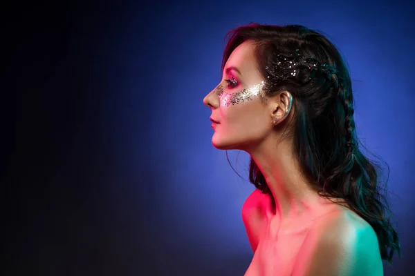 Porträt eines hinreißenden Glam-Girls, künstlerisch glitzerndes Make-up auf einem — Stockfoto