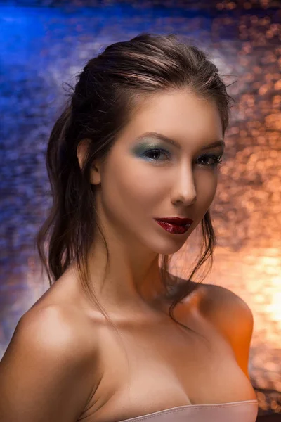 Το όμορφο κορίτσι σε ένα φόντο πολύχρωμα αλουμινόχαρτο στο βράδυ lig — Φωτογραφία Αρχείου