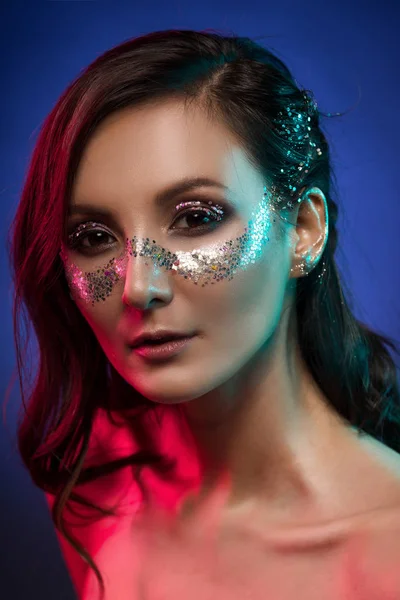 Portrét dívky nádherné glam, uměleckou blýská make-up na — Stock fotografie