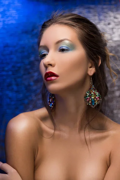 Η όμορφη gir φορώντας ένα φορούσε ένα σκουλαρίκια σε ένα πολύχρωμο fo — Φωτογραφία Αρχείου