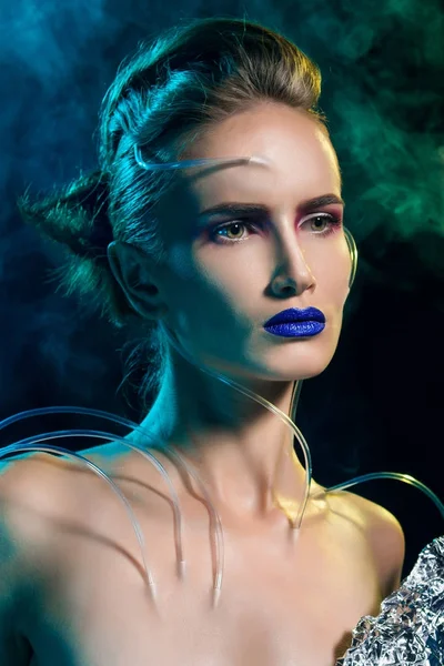 Cyborg piękna dziewczyna z węże trzymać się jej skóra — Zdjęcie stockowe