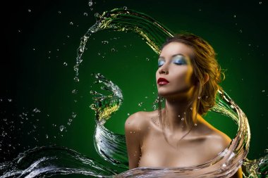 güzel kız su sıçrama üzerinde yeşil chromakey ba ile kaplı