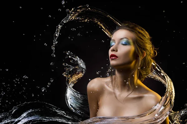 Hermosa chica cubierta con agua salpicadura sobre un fondo oscuro — Foto de Stock