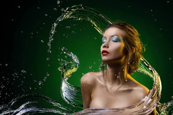 Gyönyörű lány borítja víz csobbanás a zöld chroma-key-ba — Stock Fotó