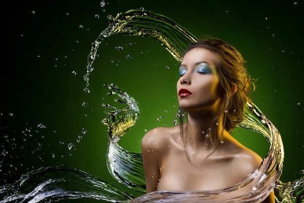 Güzel kız su sıçrama üzerinde sarı-yeşil backg ile kaplı — Stok fotoğraf