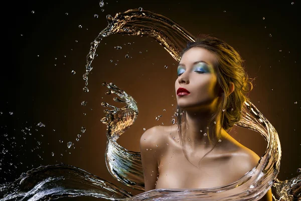 Hermosa chica cubierta con agua salpicadura sobre un fondo amarillo — Foto de Stock