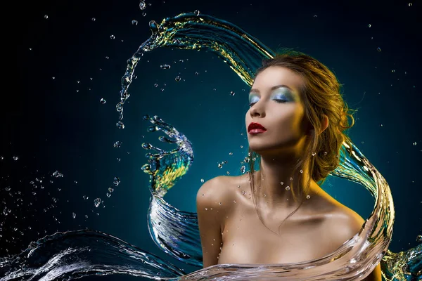 Красива дівчина вкрита бризками води на світло-блакитному фоні — стокове фото