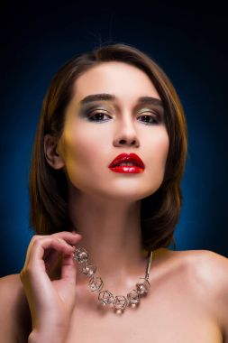 Güzel karışık Asya-Kafkas ırkı kız kolyesi