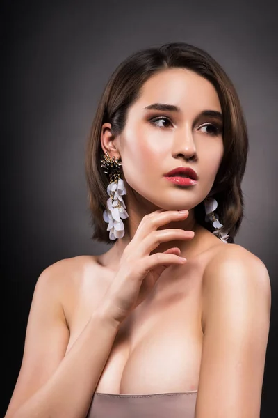 Schöne gemischte asiatisch-kaukasische Rassenmädchen mit Ohrringen — Stockfoto