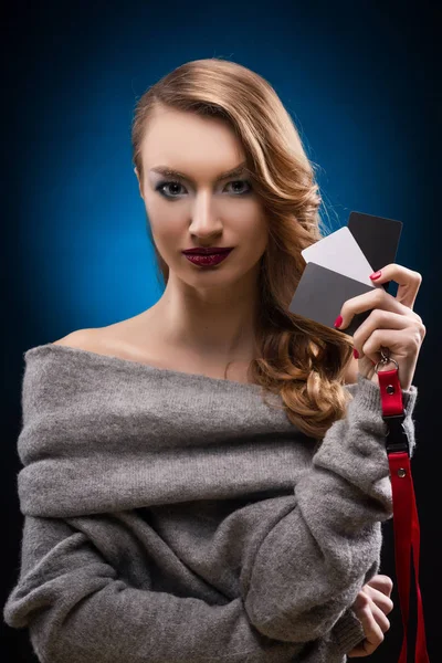 Krásná dívka drží v ruce šedá kalibrační kartu — Stock fotografie