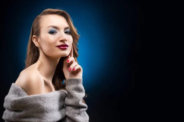 Gyönyörű szőke lány visel egy szürke pulóver, egy elegáns haj — Stock Fotó