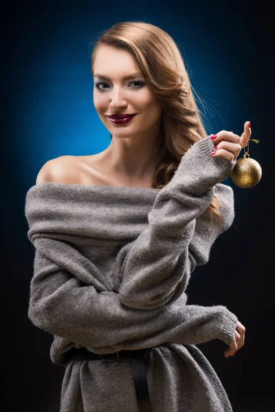 Krásné elegantní dívka, která nosí šedý svetr drží v rukou d — Stock fotografie