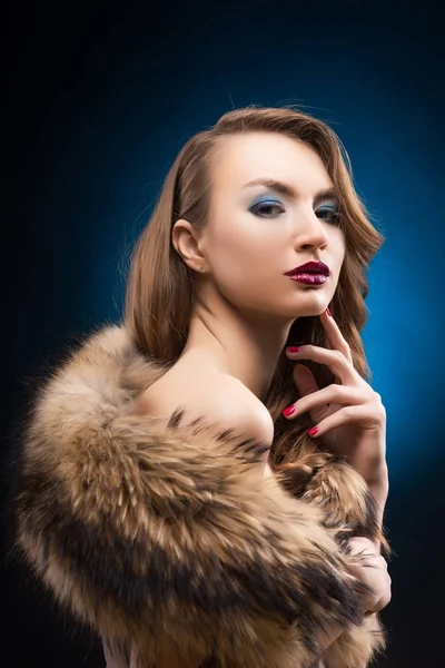 Fárasztó egy szőr mosómedve gallér szép elegáns lány portréja. — Stock Fotó