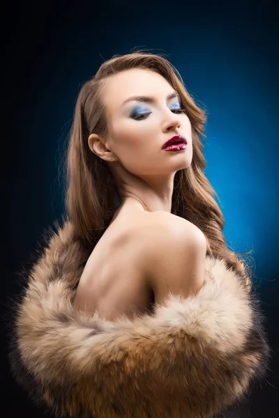 Retrato de bela menina elegante vestindo um colar de guaxinim de pele . — Fotografia de Stock