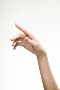 güzel kadın eli hafif pembe manikür üzerinde çivi ile