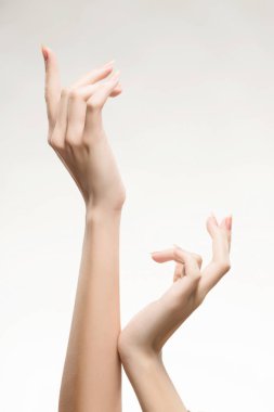 ışık ile güzel kadının el manikür çivi üzerinde pembe