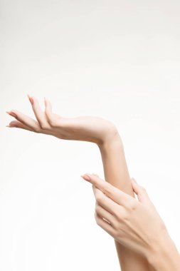 ışık ile güzel kadının el manikür çivi üzerinde pembe