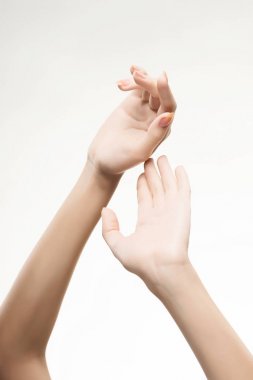 ışık ile güzel kadının el manikür çivi üzerinde pembe