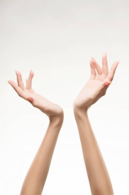 ışık ile güzel kadının el manikür çivi üzerinde pembe